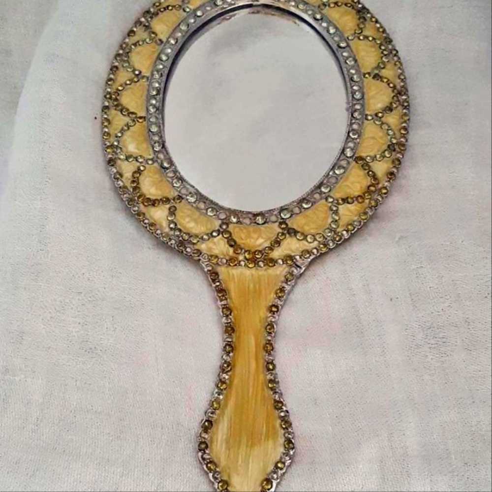 Vintage hand mirror 🪞